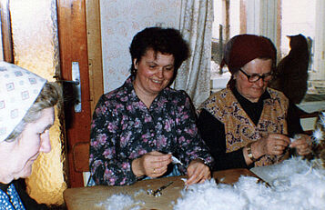 Frauen beim Federschleißen 1985 Streifing Foto: Johanna Toifl