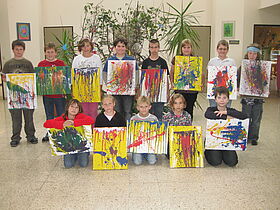 Gruppenfoto Schüler präsentieren stolz ihre Schüttbilder 