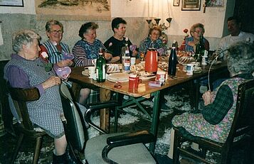 Frauen beim Federnschleißen 2001 Spannberg